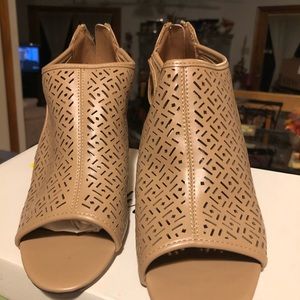 Sandlwood blush color open toe shoes worn once